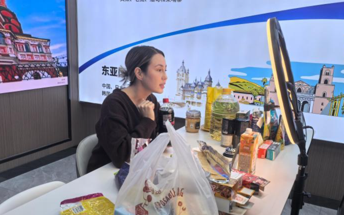 边陲小城饶河“触网腾飞” 俄罗斯姑娘跨江当主播